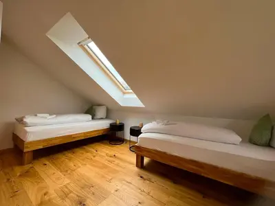 Ein Bett oder Betten in einem Zimmer der Unterkunft Alpen Lodge in Osterhofen - Berge, Ruhe & Natur