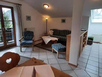 Ein Sitzbereich in der Unterkunft Alpenglück am Wendelstein