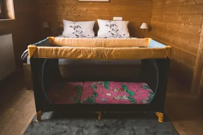 Ein Bett oder Betten in einem Zimmer der Unterkunft Naturnahes Familienchalet mit Garten - Wifi - Netflix - nur 15 Minuten vom Chiemsee und 35 Minuten von München entfernt