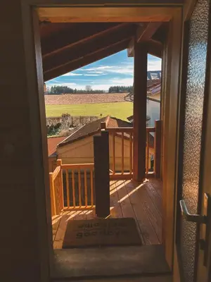 Ein Balkon oder eine Terrasse in der Unterkunft Naturnahes Familienchalet mit Garten - Wifi - Netflix - nur 15 Minuten vom Chiemsee und 35 Minuten von München entfernt