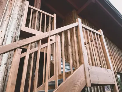 Ein Etagenbett oder Etagenbetten in einem Zimmer der Unterkunft Naturnahes Familienchalet mit Garten - Wifi - Netflix - nur 15 Minuten vom Chiemsee und 35 Minuten von München entfernt