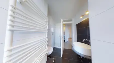 Ein Badezimmer in der Unterkunft Spacious 4 Bedroom Apartment near City Center