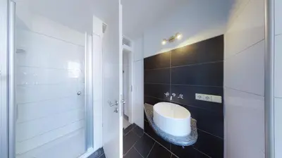 Ein Badezimmer in der Unterkunft Spacious 4 Bedroom Apartment near City Center