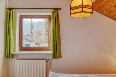Ein Bett oder Betten in einem Zimmer der Unterkunft Ruhige Ferienwohnungen Partenkirchen 1