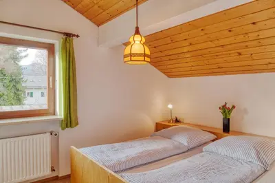 Ein Bett oder Betten in einem Zimmer der Unterkunft Ruhige Ferienwohnungen Partenkirchen 1