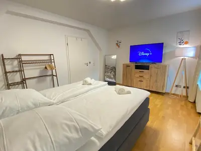 Ein Bett oder Betten in einem Zimmer der Unterkunft LUXOMES - Tropical & Streetart Style - Old Town Apartments - Central Ingolstadt