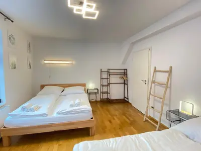Ein Bett oder Betten in einem Zimmer der Unterkunft LUXOMES - Tropical & Streetart Style - Old Town Apartments - Central Ingolstadt