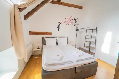 Ein Bett oder Betten in einem Zimmer der Unterkunft LUXOMES - Tropical & Streetart Style - Old Town Apartments - Central Ingolstadt