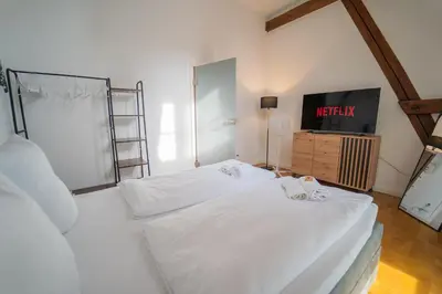 Ein Bett oder Betten in einem Zimmer der Unterkunft LUXOMES - Tropical & Streetart Style - Old Town Apartments - Central Ingolstadt