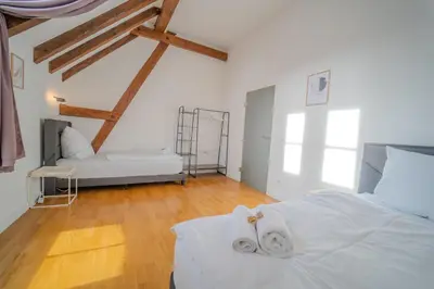 Ein Bett oder Betten in einem Zimmer der Unterkunft LUXOMES - Tropical & Streetart Style - Old Town Apartments - Central Ingolstadt