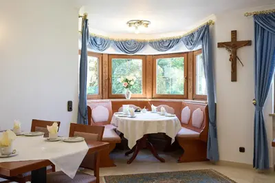 Ein Sitzbereich in der Unterkunft Hotel Garni Demmel