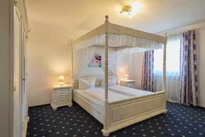 Ein Bett oder Betten in einem Zimmer der Unterkunft Hotel Garni Demmel
