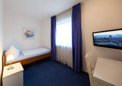 Ein Bett oder Betten in einem Zimmer der Unterkunft Hotel Garni Demmel