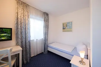 Ein Bett oder Betten in einem Zimmer der Unterkunft Hotel Garni Demmel