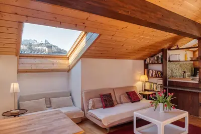 Ein Sitzbereich in der Unterkunft Ruhige Ferienwohnung Partenkirchen 2