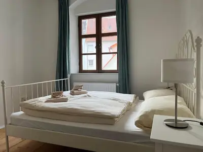 Ein Bett oder Betten in einem Zimmer der Unterkunft LIBORIA II Wohnen im Denkmal Augsburgs