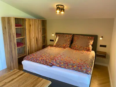 Ein Bett oder Betten in einem Zimmer der Unterkunft Apartment Perle am See - Wohnen auf Zeit - Homeoffice - nah am See - buchbar ab 28 Nächte