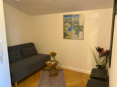 Ein Sitzbereich in der Unterkunft Apartment Perle am See - Wohnen auf Zeit - Homeoffice - nah am See - buchbar ab 28 Nächte