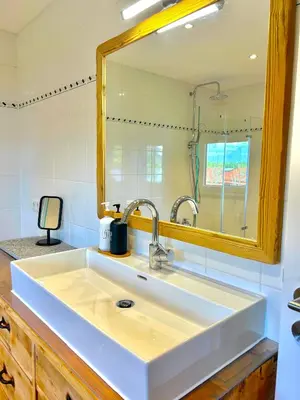 Ein Badezimmer in der Unterkunft Ferienwohnung Strandbad - Alpen PopArt am See
