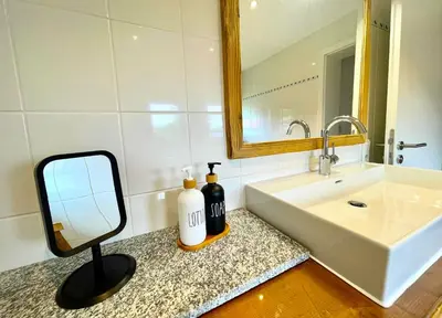 Ein Badezimmer in der Unterkunft Ferienwohnung Strandbad - Alpen PopArt am See