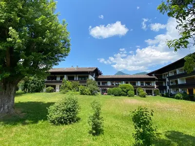 Ein Garten an der Unterkunft Ferienwohnung Spitzstein - Alpenmagie Suites