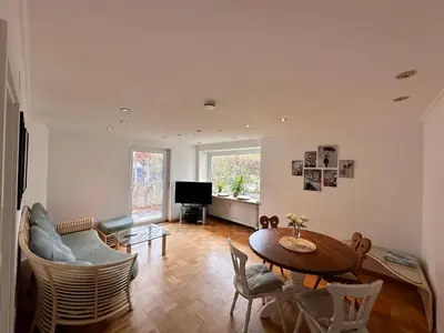 Ein Sitzbereich in der Unterkunft Ammersee Bungalow Verstecktes Juwel in Seenähe