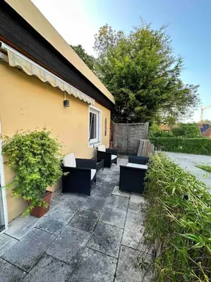 Ein Garten an der Unterkunft Ammersee Bungalow Verstecktes Juwel in Seenähe