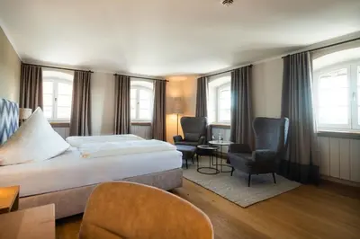 Ein Bett oder Betten in einem Zimmer der Unterkunft Hotel Gasthof Alte Post Holzkirchen