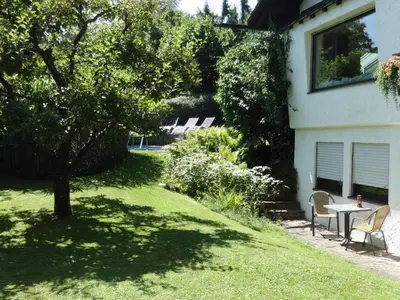 Ein Garten an der Unterkunft Gästehaus Ehrlich