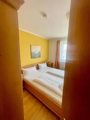 Ein Bett oder Betten in einem Zimmer der Unterkunft Ferienwohnung Lilie - zentral in Bad Wiessee