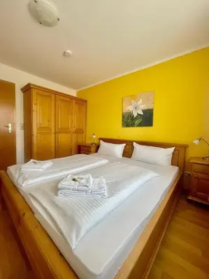 Ein Bett oder Betten in einem Zimmer der Unterkunft Ferienwohnung Lilie - zentral in Bad Wiessee