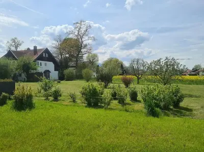 Ein Garten an der Unterkunft Vintage studio am Chiemsee