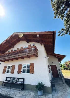 Das Gebäude in dem sich das Ferienhaus befindet