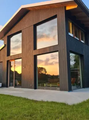 Das Gebäude in dem sich das Ferienhaus befindet