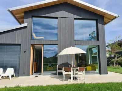 Das Gebäude in dem sich das Ferienhaus befindet