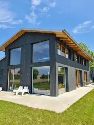 Das Gebäude in dem sich das Ferienhaus befindet