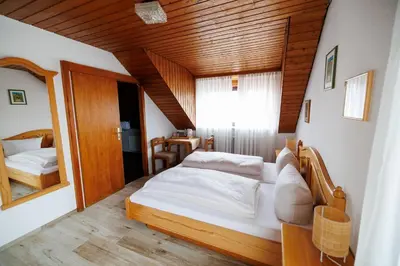 Ein Bett oder Betten in einem Zimmer der Unterkunft Drexl Gasthof Shiro