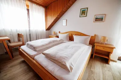 Ein Bett oder Betten in einem Zimmer der Unterkunft Drexl Gasthof Shiro