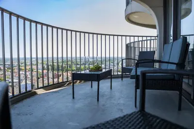 Ein Balkon oder eine Terrasse in der Unterkunft Fresh apartment - 20th floor - Netflix - Center