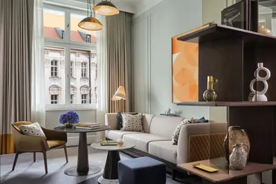 Ein Sitzbereich in der Unterkunft Rosewood Munich