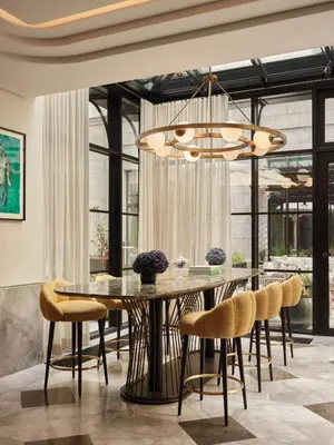 Ein Sitzbereich in der Unterkunft Rosewood Munich
