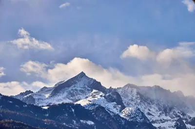 Ein allgemeiner Bergblick oder ein Berglick von der Ferienwohnung aus