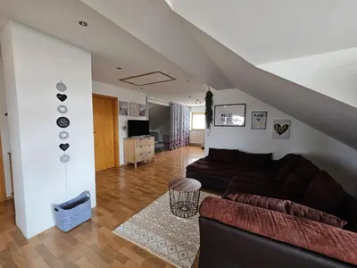 Ein Sitzbereich in der Unterkunft Ferienwohnung nähe Chiemsee (30 Min.)