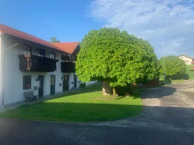 Das Gebäude in dem sich die Ferienwohnung befindet