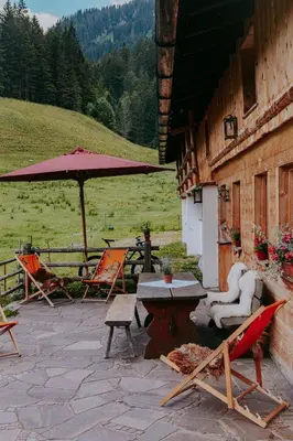 Ein allgemeiner Bergblick oder ein Berglick von des Ferienhauses aus