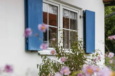 Ein Garten an der Unterkunft Schönes Ferienhaus in Allgäuer Top-Lage
