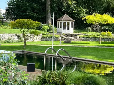 Ein Garten an der Unterkunft Herrenhaus - Starnberger See - Ammerland