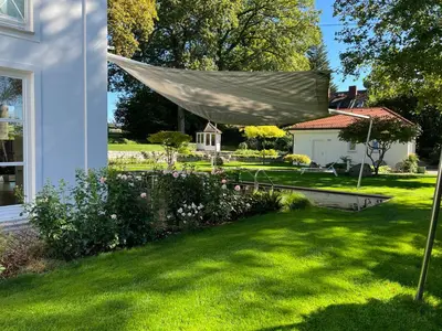 Ein Garten an der Unterkunft Herrenhaus - Starnberger See - Ammerland