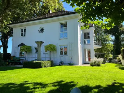 Ein Garten an der Unterkunft Herrenhaus - Starnberger See - Ammerland