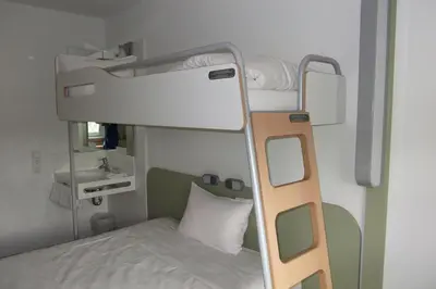 Ein Bett oder Betten in einem Zimmer der Unterkunft ibis budget Augsburg City